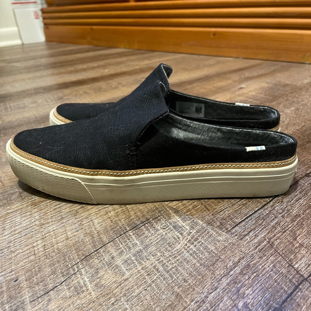 Women’s size 7.5 Tom slip one